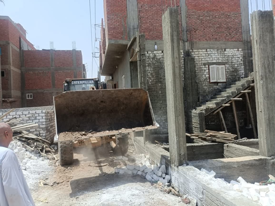 محافظ أسيوط: إزالة 19 حالة تعدي على أراضي زراعية ومتغيرات مكانية بمساحة تتجاوز 2080 مترًا و2 فدان