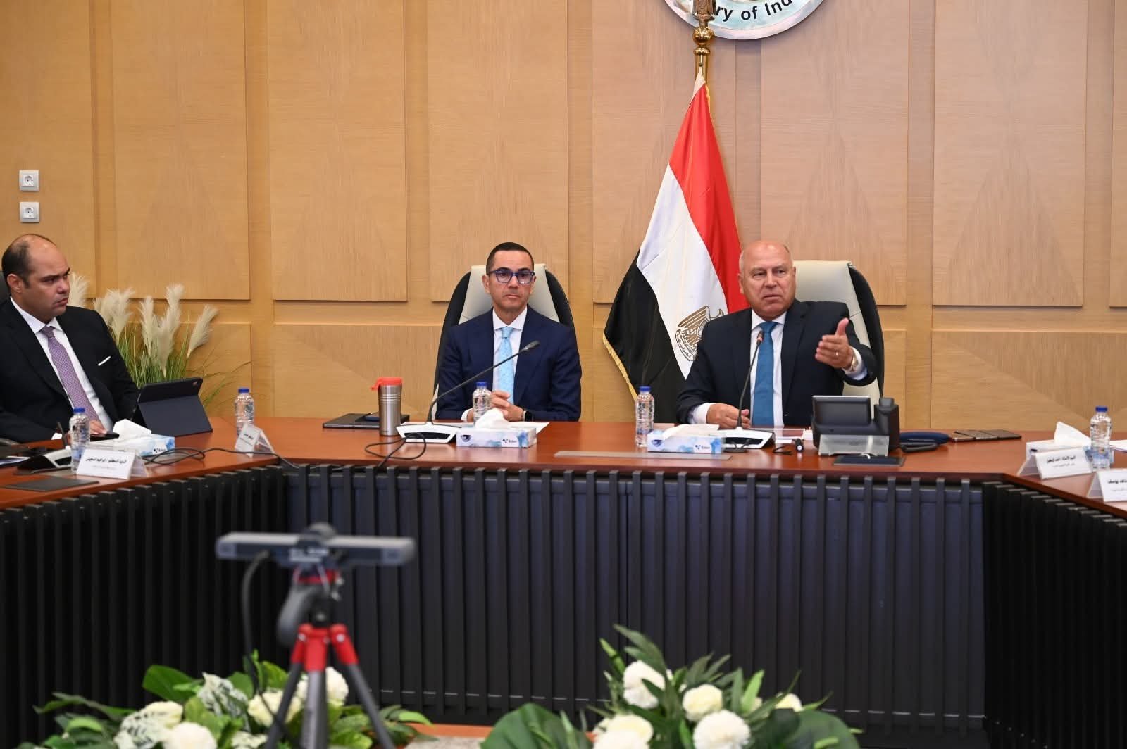 وزير الصناعة والنقل يبحث مع مصنعي الأسمنت حجم الإنتاج بالمصانع ومدى الانخفاض في أسعار الأسمنت خلال الفترة الماضية