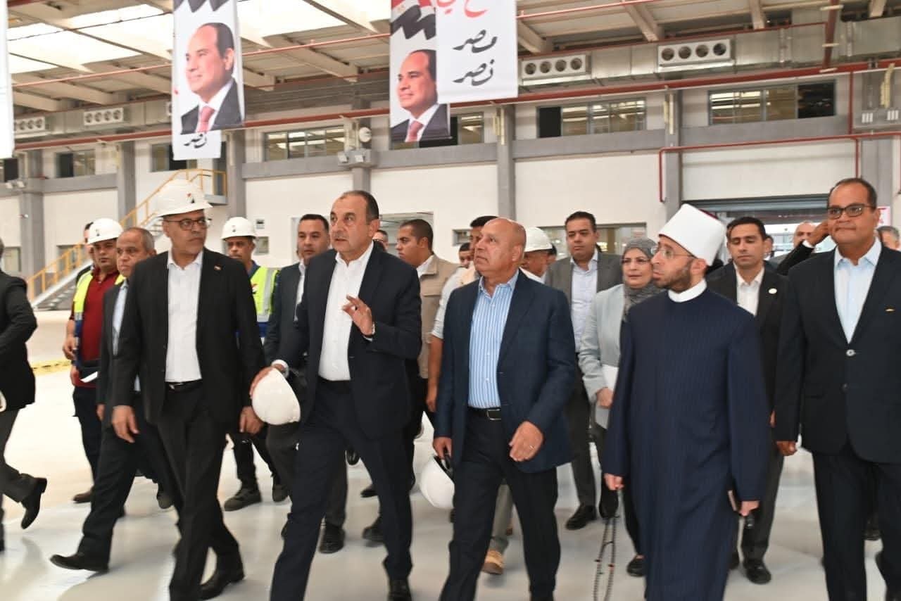 وزير الصناعة والنقل ووزراء قطاع الأعمال العام والعمل والأوقاف يتفقدون مصانع شركة النصر للسيارات بحلوان