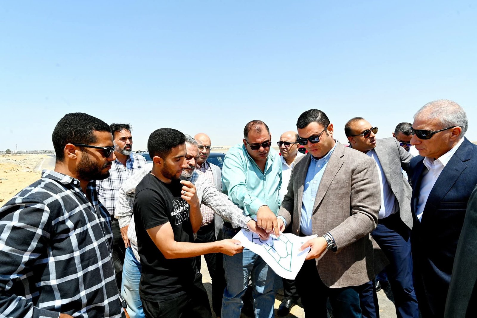 وزير الإسكان يتفقد مشروعات تنفيذ شبكات المرافق بمنطقة جنيفة بمدينة الشروق