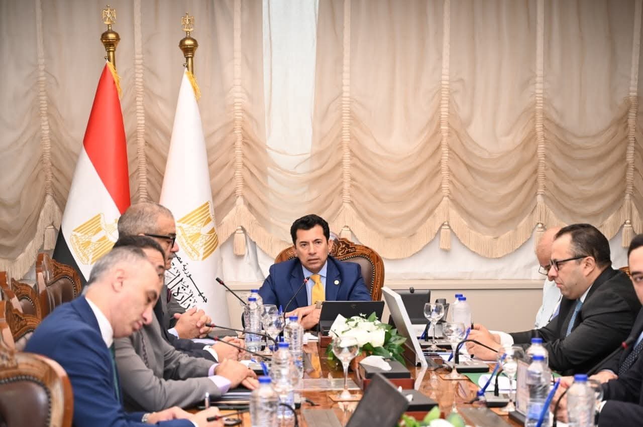 بعد تصديق الرئيس على قانون الرياضة الجديد.. – وزير الشباب والرياضة يجتمع بمديري المديريات واللجنة القانونية لوضع الآليات التنظيمية للتنفيذ