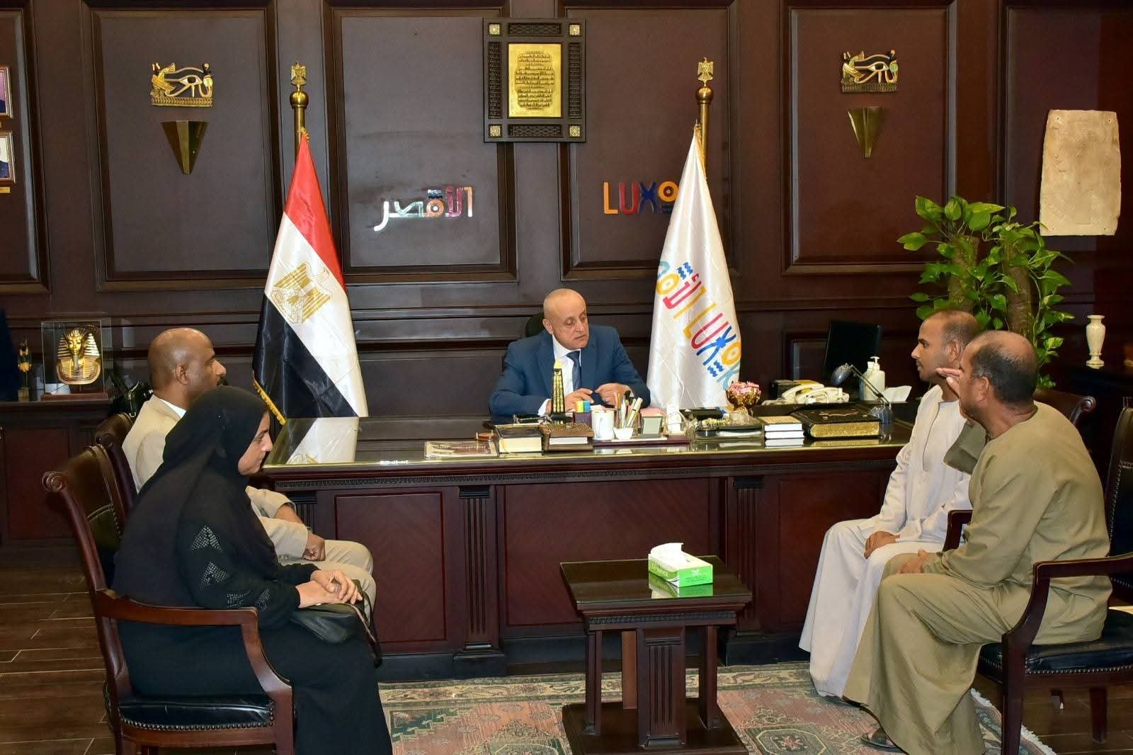 محافظ الأقصر يلتقي الأسر المتضررة من حريق الكرنك ويوجه بتقديم الدعم الكامل