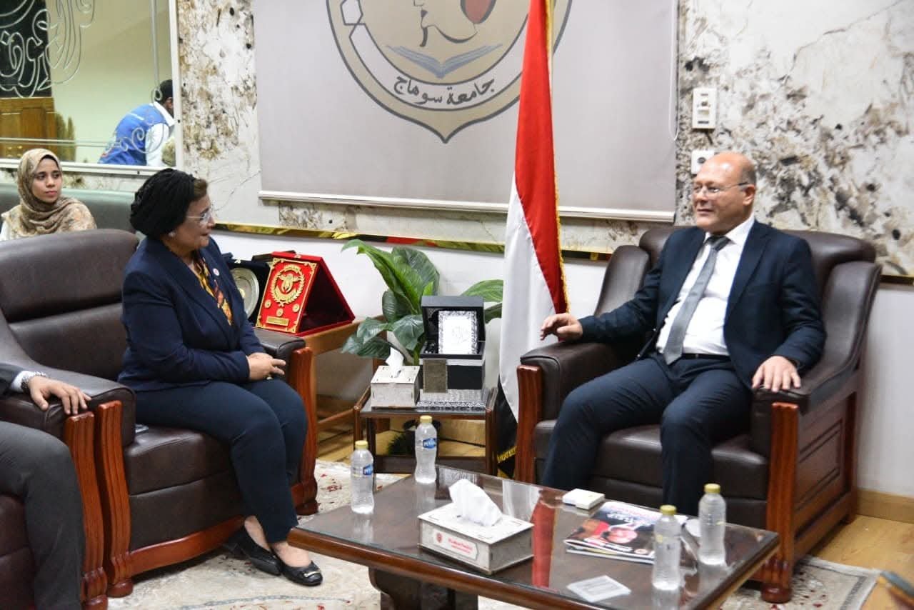 نائب وزير الصحة تبحث تعزيز دور جامعة سوهاج في مواجهة القضية السكانية وخفض معدلات الولادات القيصرية ووفيات حديثي الولادة