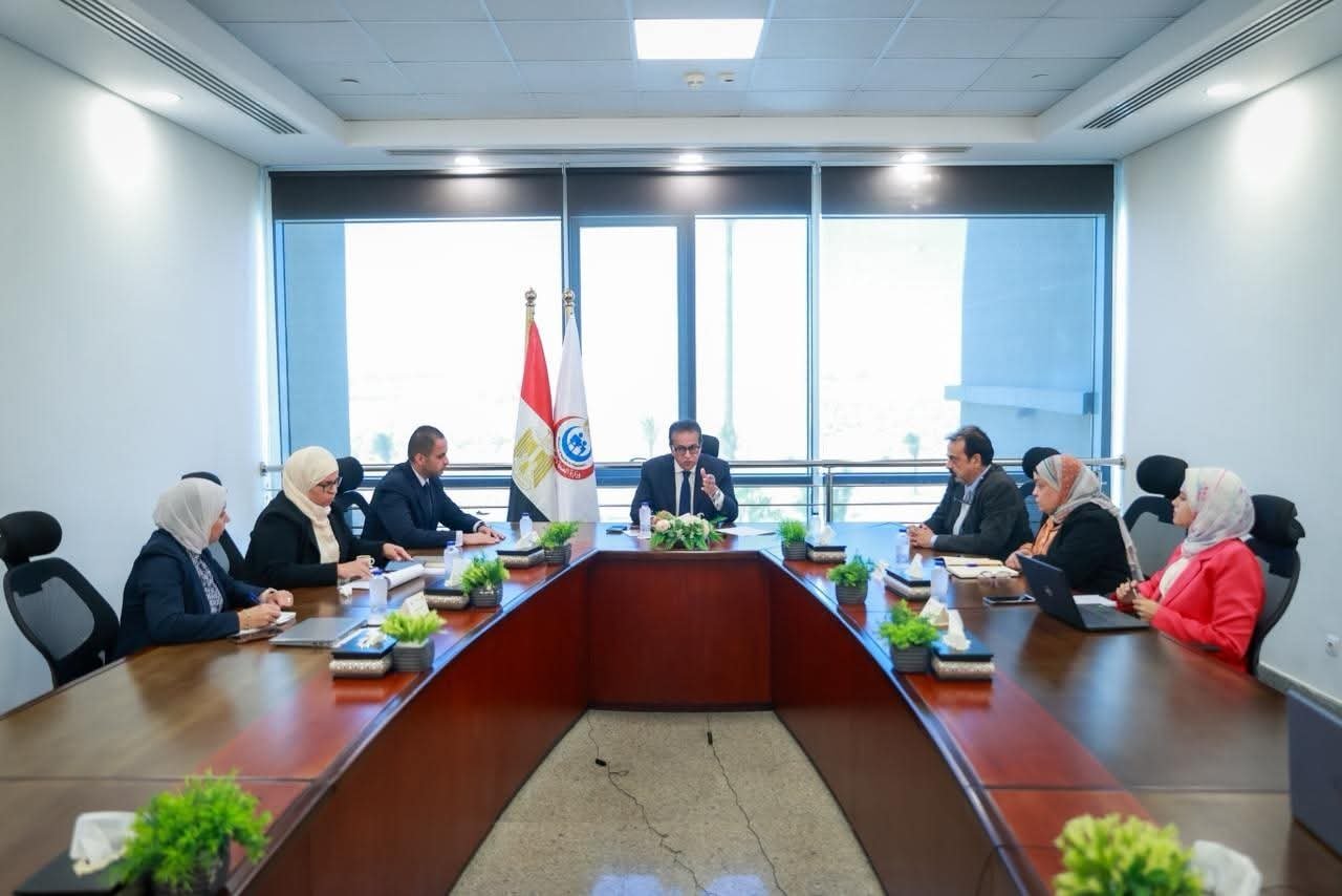 وزير الصحة يناقش مستجدات ملف تكليف أعضاء المهن الصحية ويبحث آليات توزيعهم على المنشآت الصحية