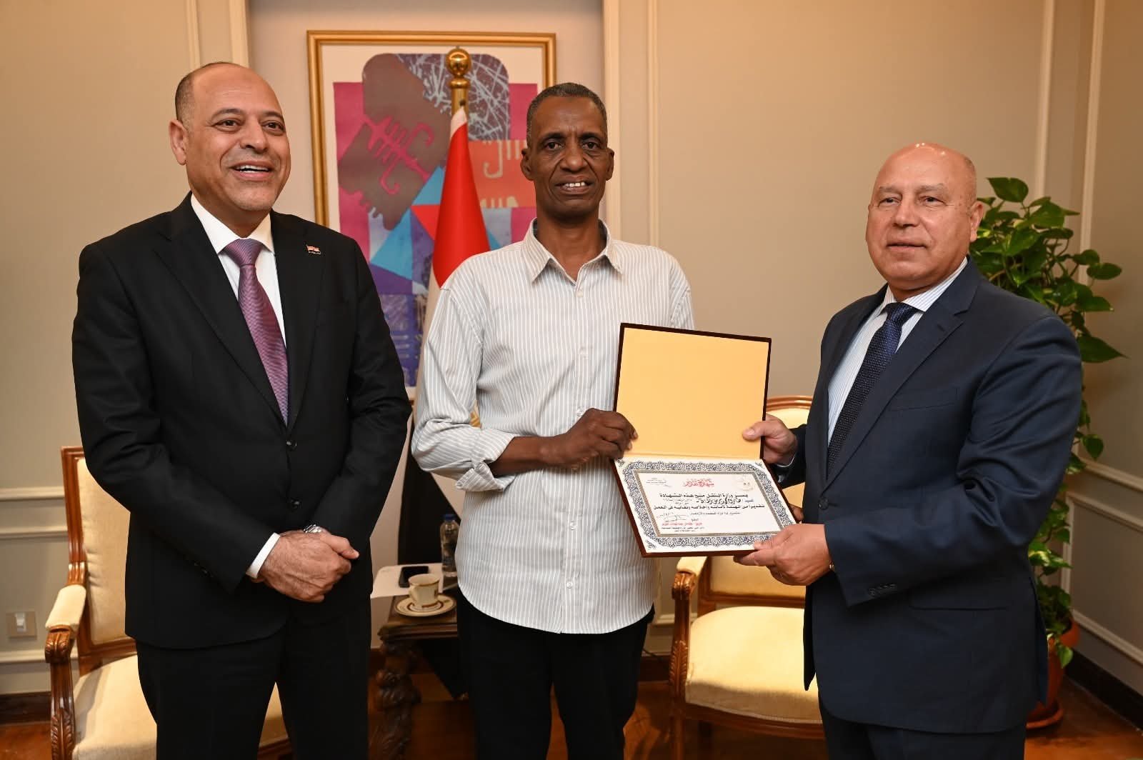 وزير الصناعة والنقل وبحضور وزير العمل يكرم عامل مزلقان السادات ببني سويف