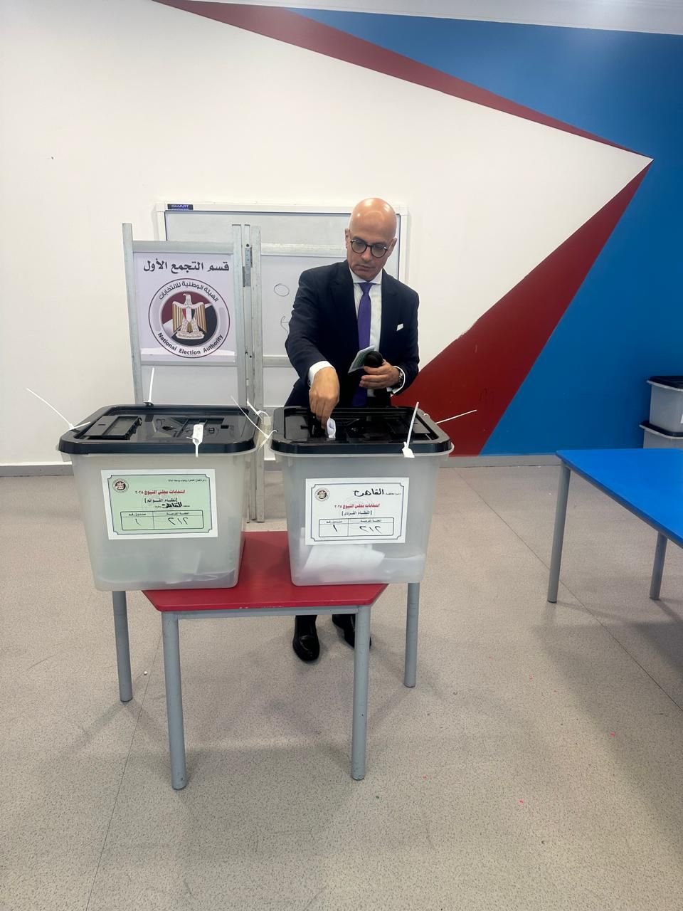 رئيس جامعة عين شمس يُدلي بصوته في انتخابات مجلس الشيوخ ٢٠٢٥