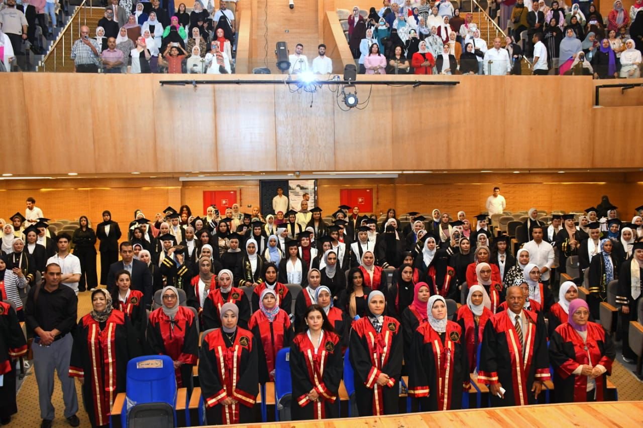 كلية البنات بجامعة عين شمس تحتفل بأوائل الخريجين