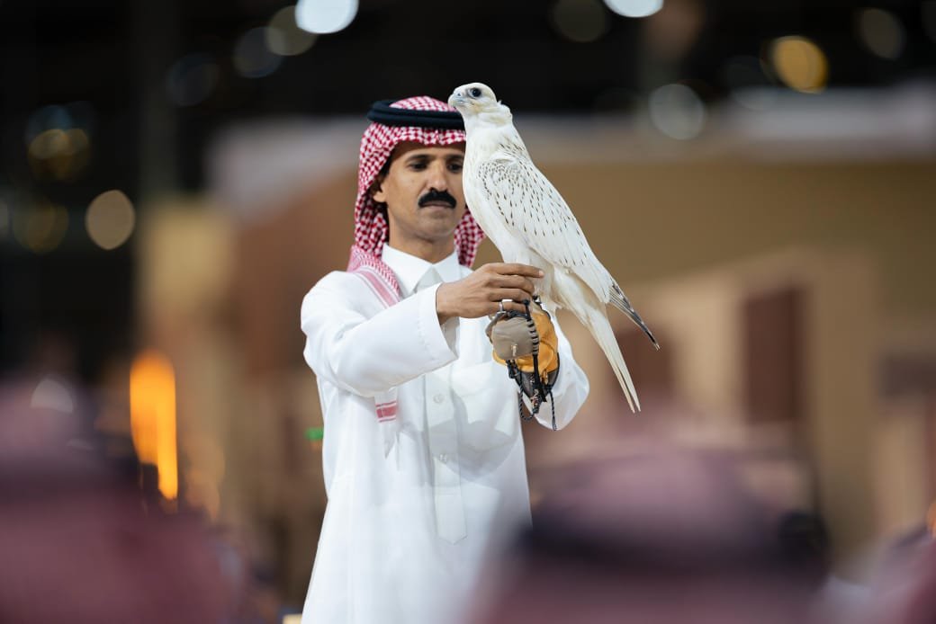 بيع أغلى صقر في المزاد الدولي لمزارع إنتاج الصقور في الرياض بأكثر من 319 ألف دولارًا أمريكيًا