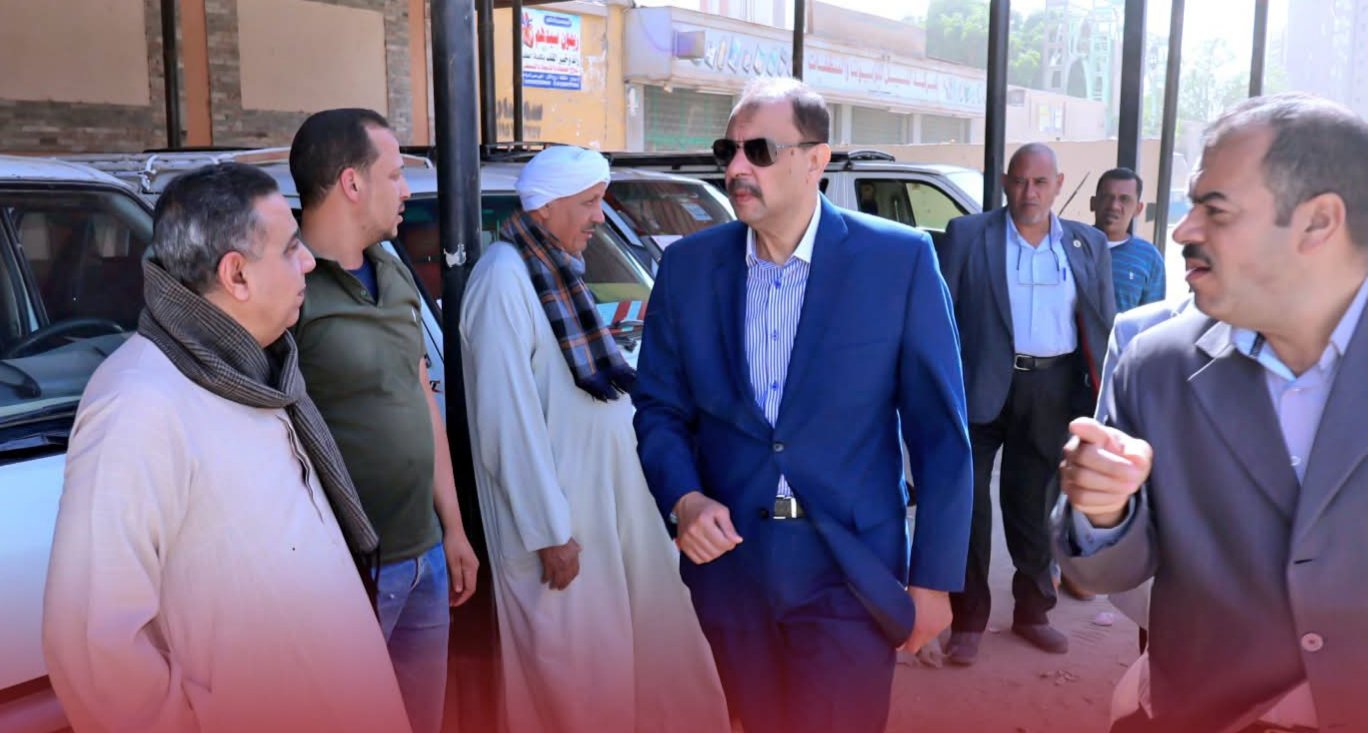 محافظ سوهاج يعلن فتح باب تراخيص السيارات الأجرة لتخفيف التكدس داخل المواقف