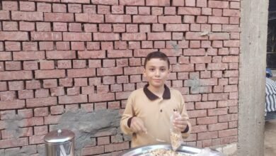 أصغر بائع كشري في بني سويف.. قصة كفاح طفل يطعم القرية ويسند أسرته