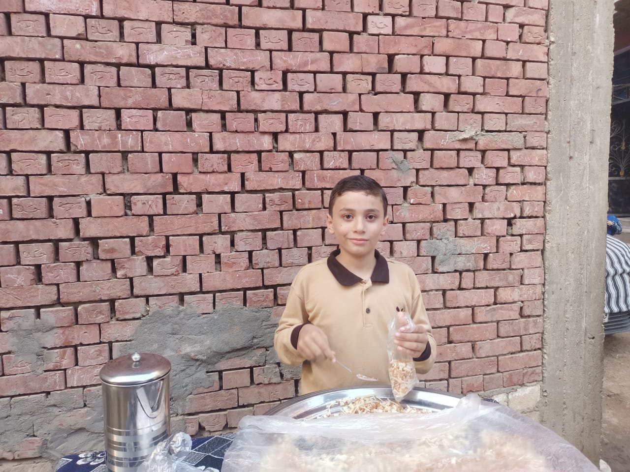 أصغر بائع كشري في بني سويف.. قصة كفاح طفل يطعم القرية ويسند أسرته