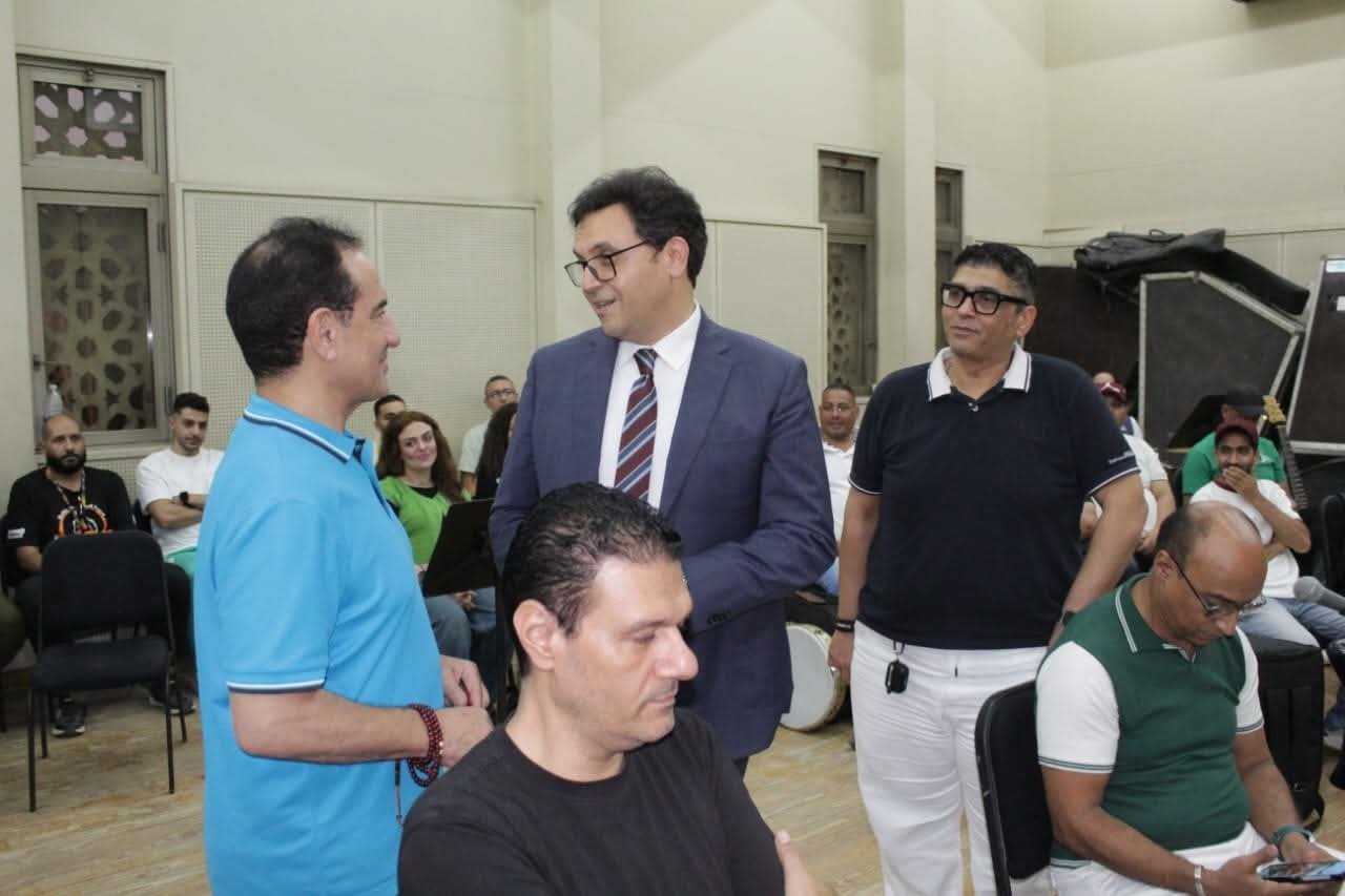 وزير الثقافة يشهد بروفة النجم محمد ثروت لاحتفالية المولد النبوي بدار الأوبرا ويُشيد بمشاركته