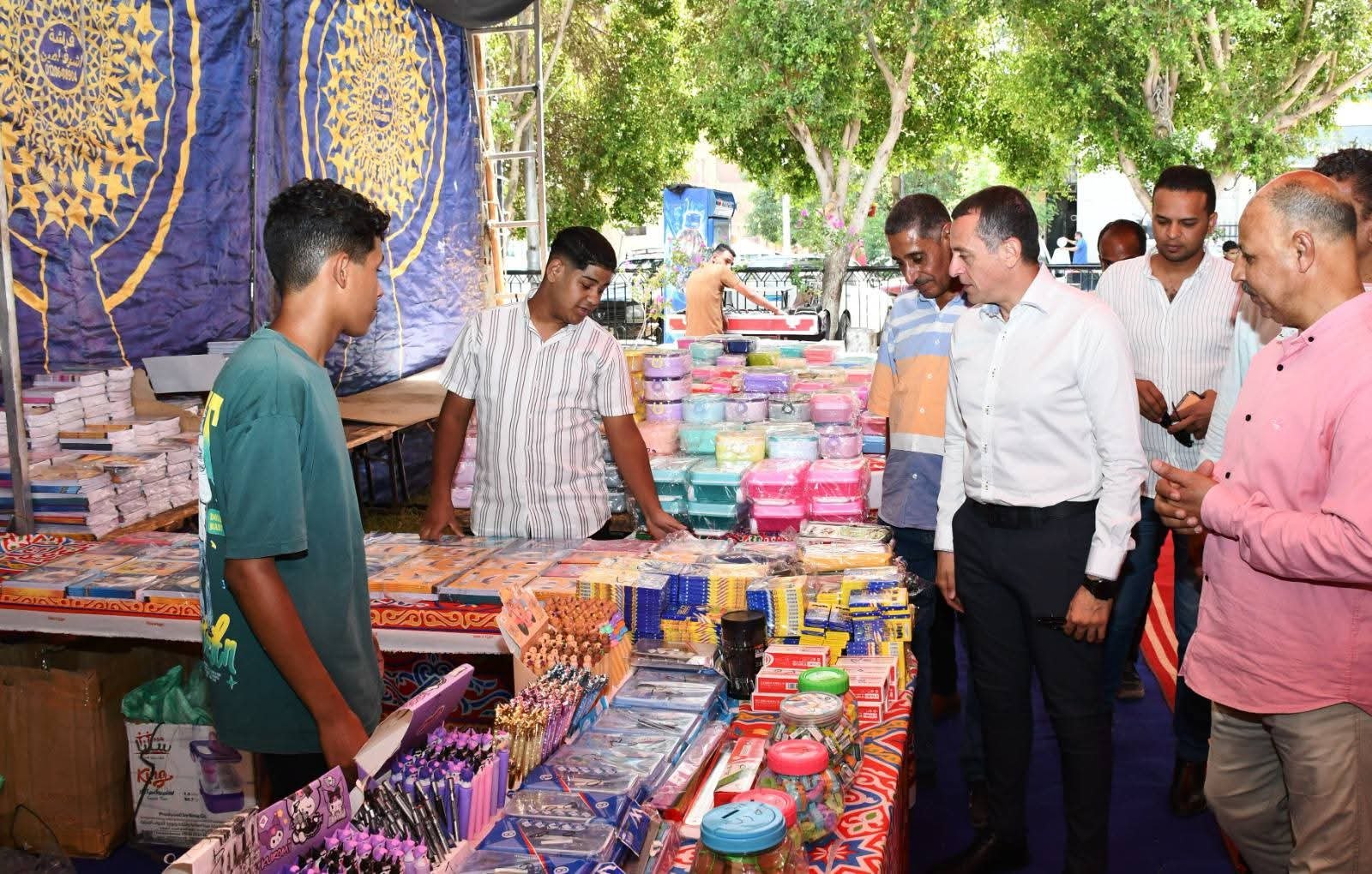 بالصور..محافظ أسوان يكلف  بإستكمال إفتتاح سلسلة معارض ” أهلاً مدارس ” لتوفير المستلزمات الدراسية