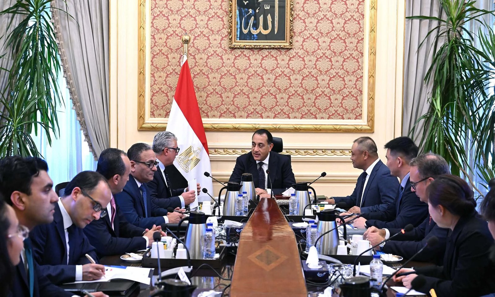 رئيس الوزراء يلتقي رئيس شركة “إيليت سولار” الصينية المُصنعة لمكونات محطات الطاقة الشمسية والرياح