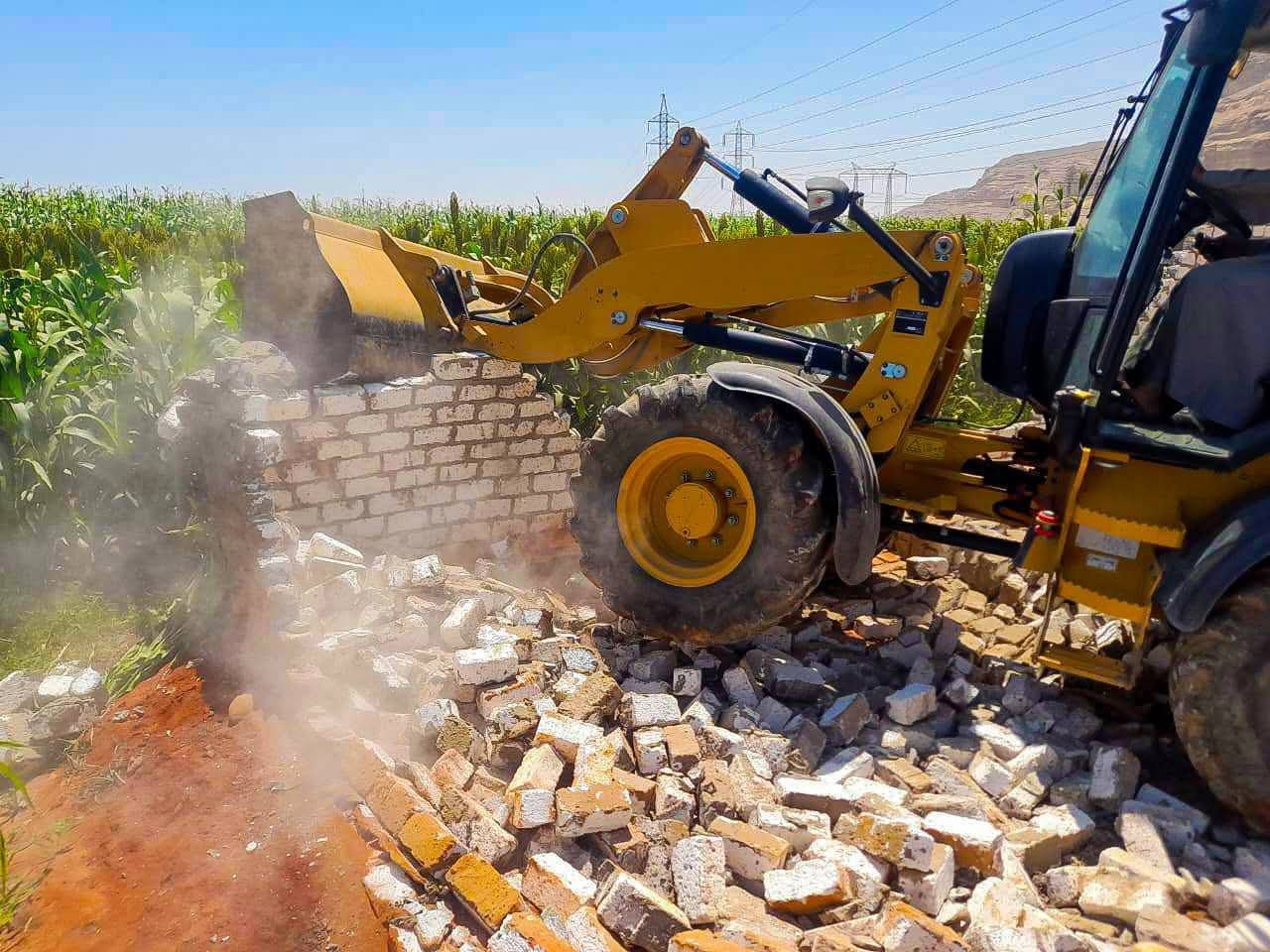 في إطار تنفيذ توجيهات القيادة السياسية بالحفاظ على أملاك الدولة والأراضي الزراعية وإزالة التعديات عليها