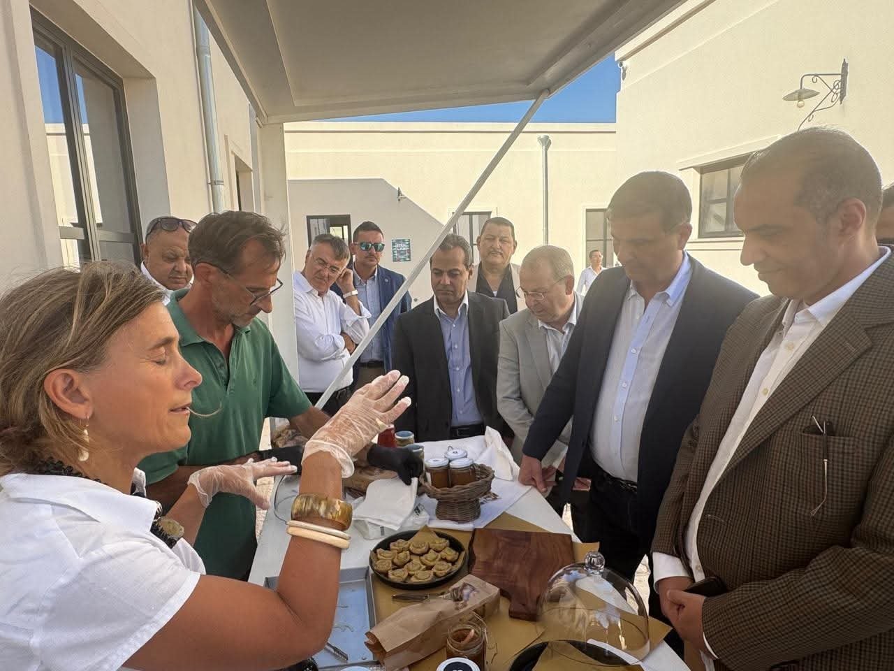 وزيرا الزراعة والشؤون النيابية يتفقدان أحد النماذج التعاونية المنتجة بجنوب إيطاليا.. ويشيدان بنجاح أصحاب التجربة من صغار المزارعين في تطوير القيمة الزراعية ودعم الاقتصاد المحلي