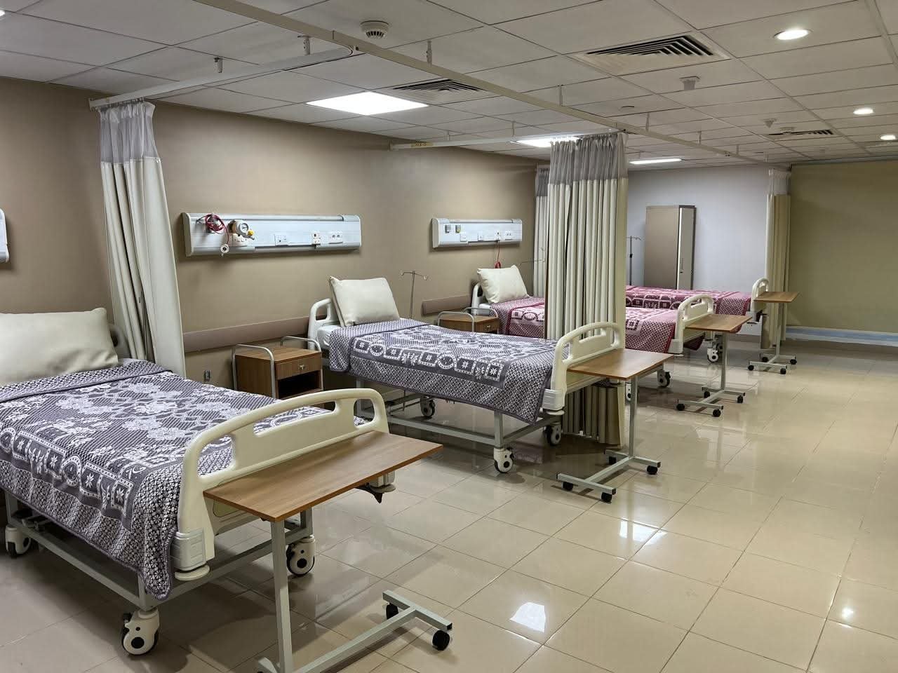 وزير الصحة يتلقى تقريرًا حول التقدم التنفيذي لـ31 مشروعًا صحيًا في 10 محافظات