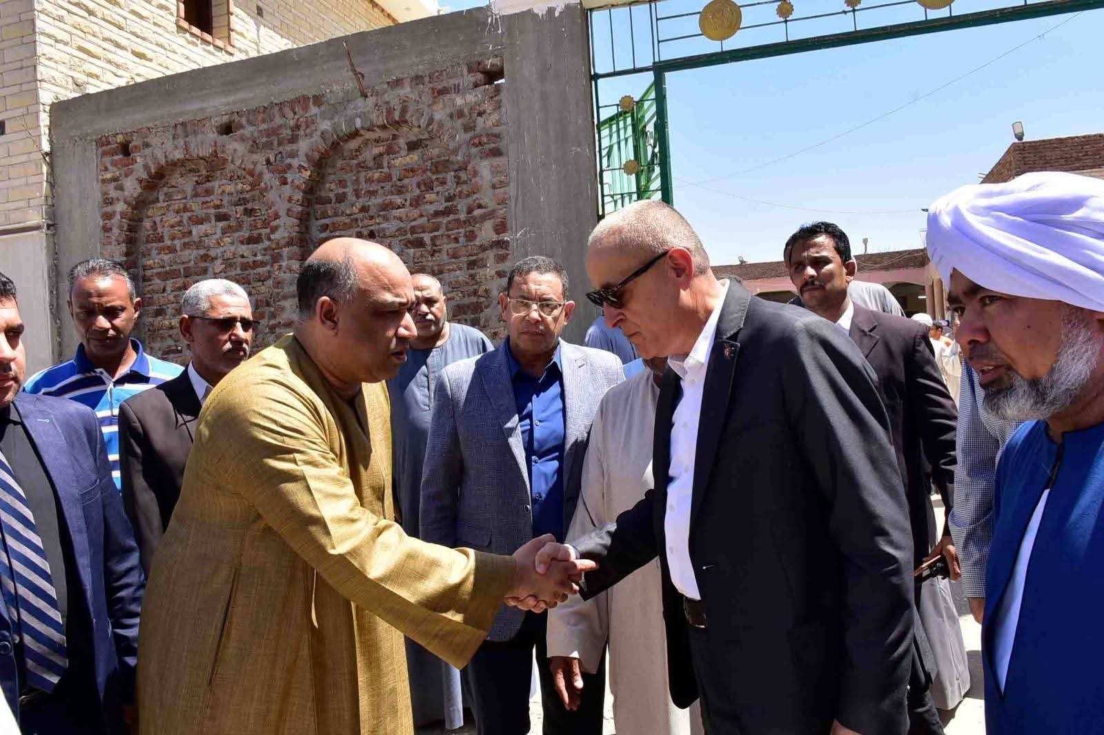 محافظ الأقصر يؤدي صلاة الجمعة بالساحة الجيلانية ويقدم واجب العزاء في فقيد العائلة الجيلانية