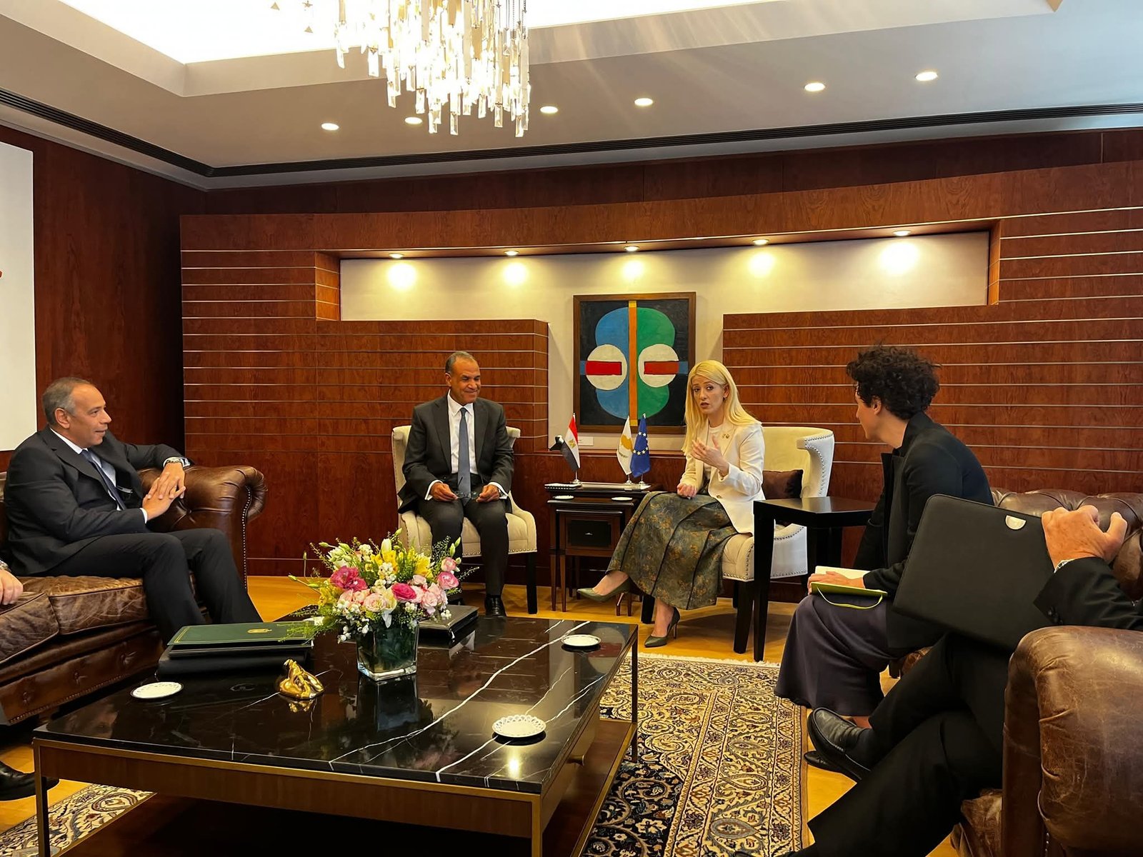 وزير الخارجية يلتقي مع رئيسة مجلس النواب القبرصية