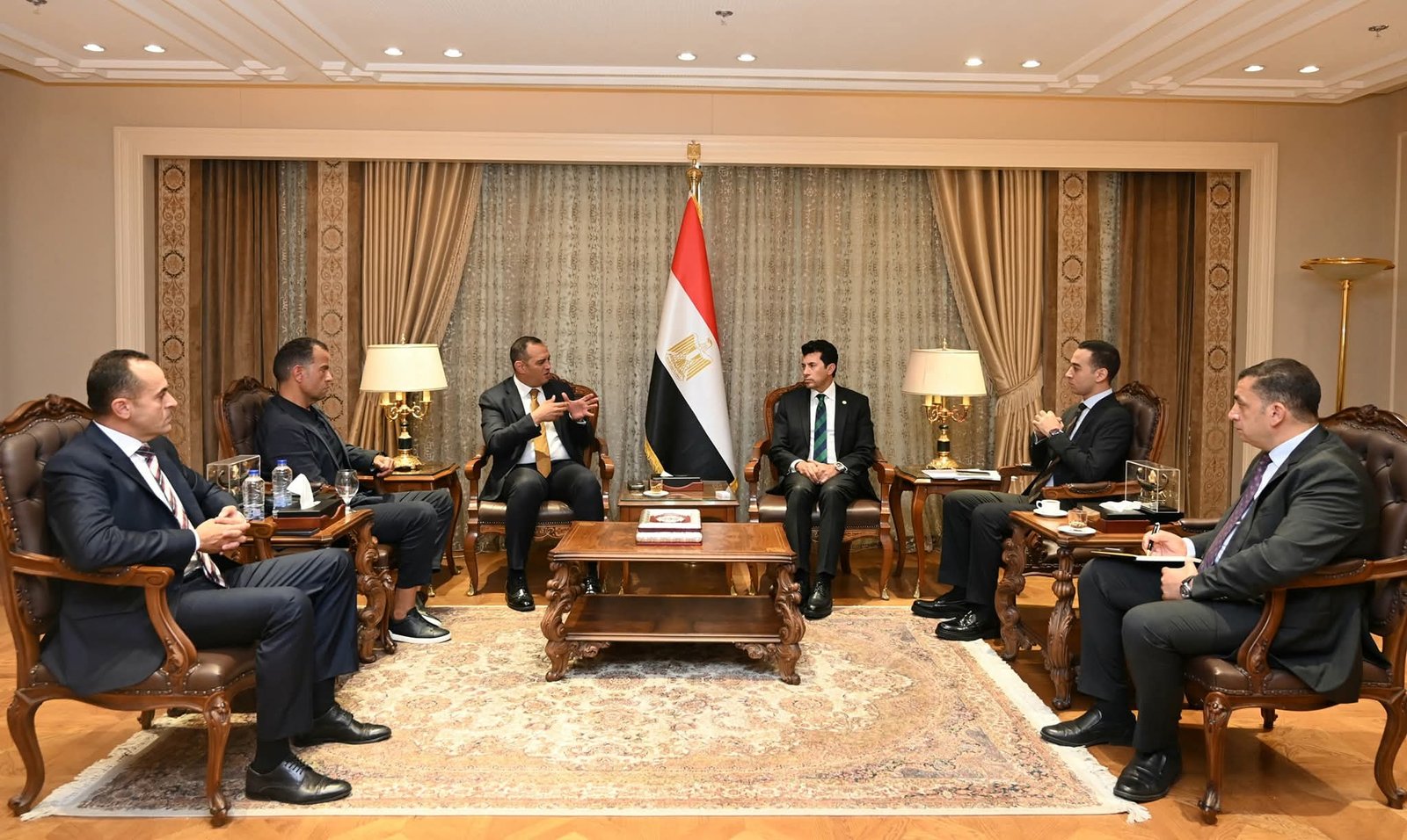 وزير الشباب والرياضة يبحث مع التربية والتعليم وشركة ستادات آخر استعدادات إطلاق دوري مدارس مصر