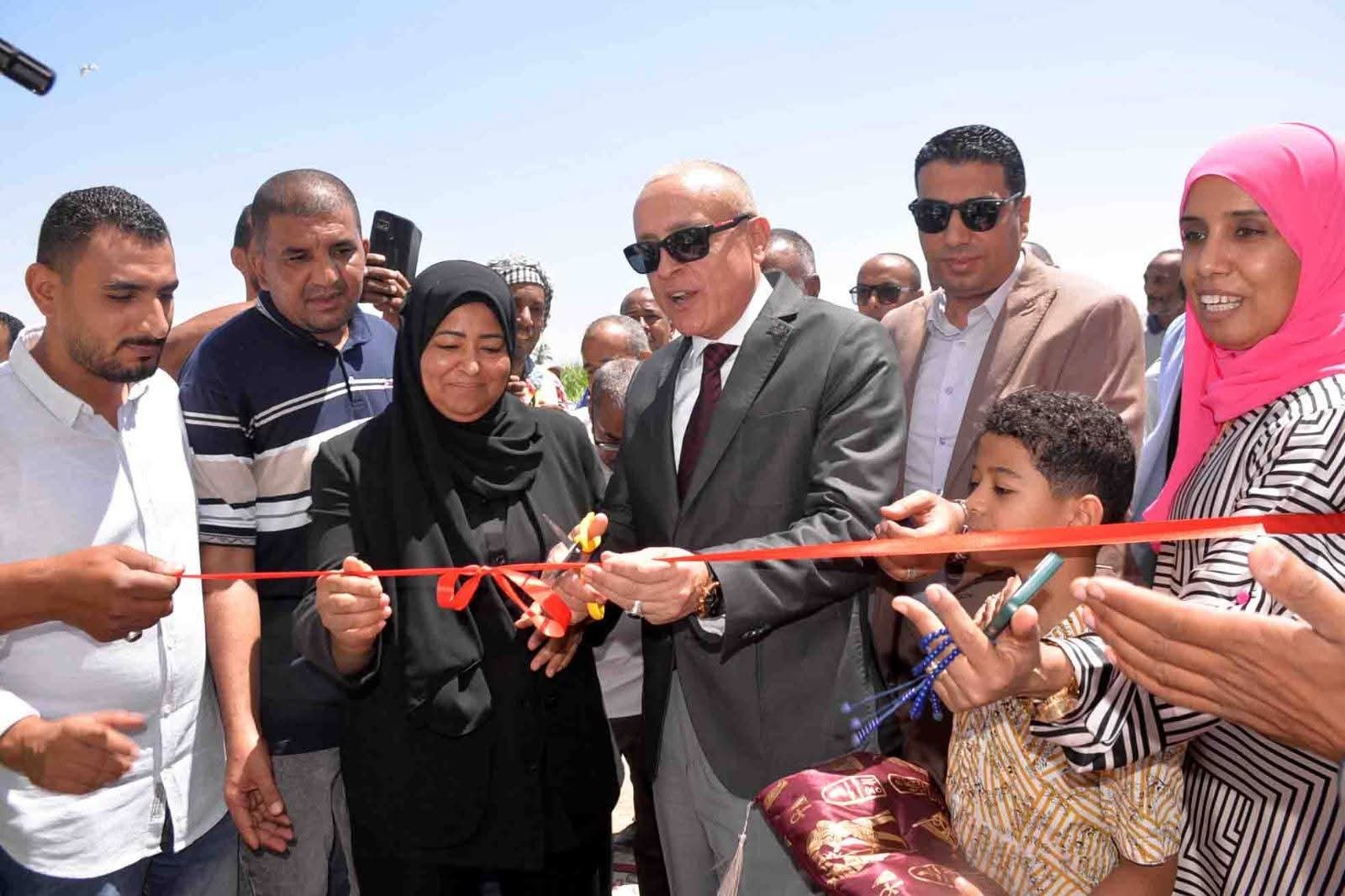 محافظ الأقصر يفتتح مشروعي الصرف الصحي بقريتي النمسا والقرايا بإسنا بتكلفة 695 مليون جنيه