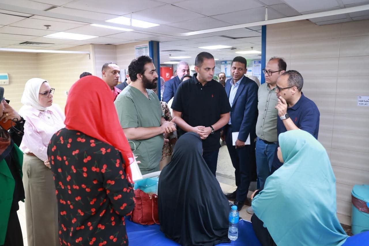 نائب وزير الصحة يجري جولة تفقدية مفاجئة لمستشفيي التأمين الصحي والصدر بالمنيا ويوجه بصرف مكافأة للعاملين بمستشفى الصدر