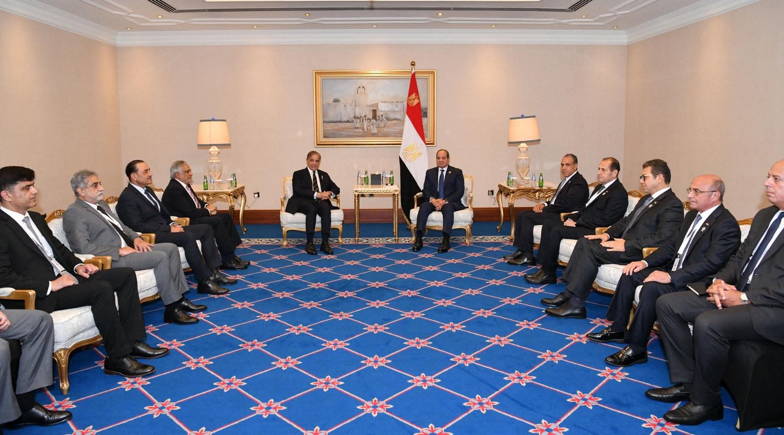 الرئيس السيسي يلتقي رئيس وزراء باكستان علي هامش مشاركته في القمة العربية الإسلامية الطارئة بالدوحة