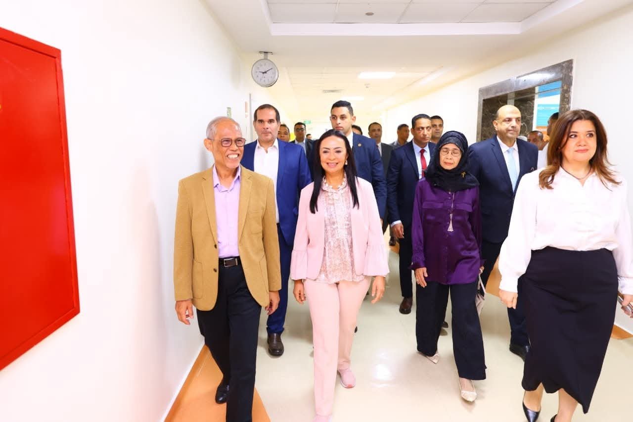 وزيرة التضامن الاجتماعي تصطحب وزير الأسرة والتنمية الاجتماعية بجمهورية سنغافورة في زيارة لمستشفى الناس