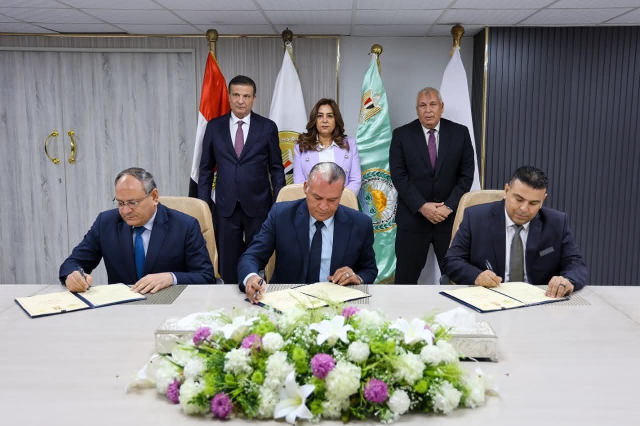 وزيرا التنمية المحلية والزراعة ومحافظ الوادي الجديد يشهدون توقيع بروتوكول لإنشاء أول مركز متكامل لانتاج الحرير الطبيعي بمدينة الخارجة