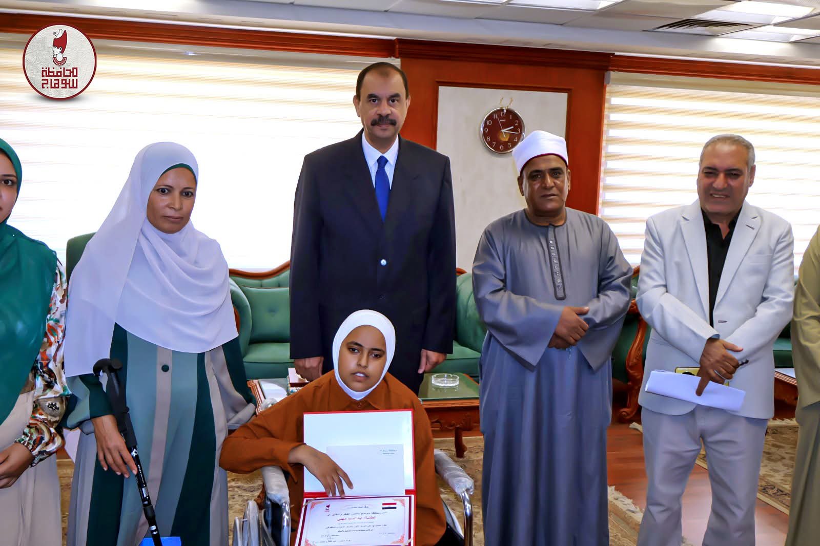 محافظ سوهاج يكرم الطالبة “آية السيد مهني” الأولى على المحافظة في الإعدادية الأزهرية للمكفوفين بنسبة 99.6%