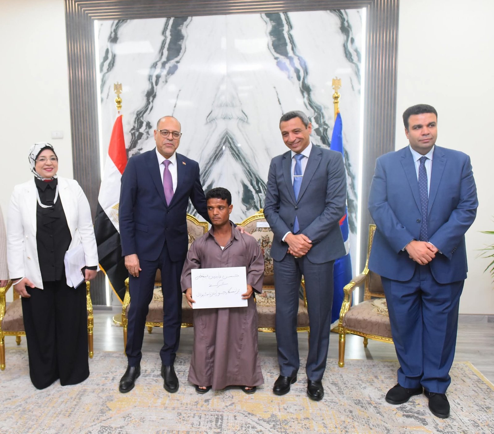 وزير العمل ومحافظ السويس يٌسلمان 81 عقد عمل للشباب من بينهم 31 عقدًا لذوي همم
