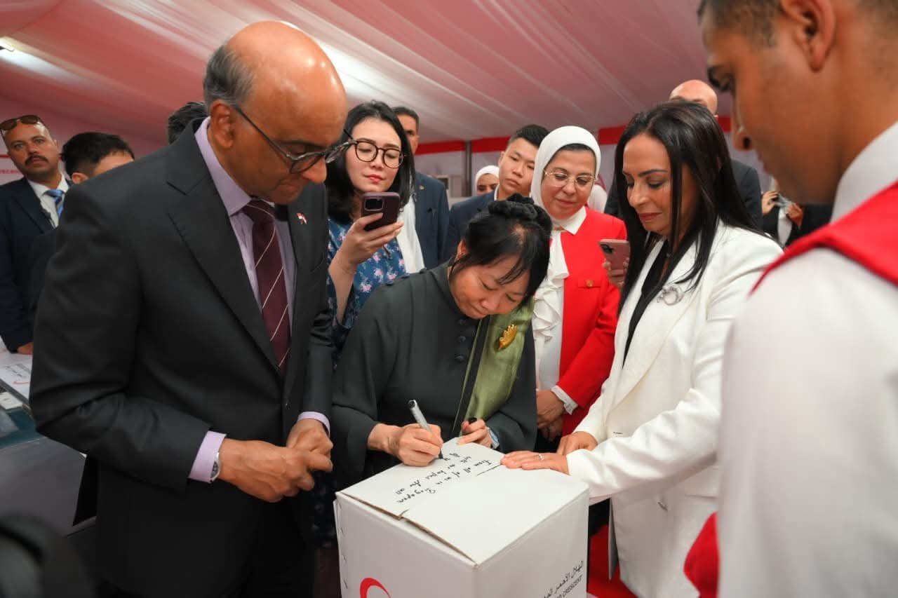 الهلال الأحمر المصري يتشرف بالزيارة التاريخية الأولى لمركزه العام من رئيس جمهورية سنغافورة وحرمه