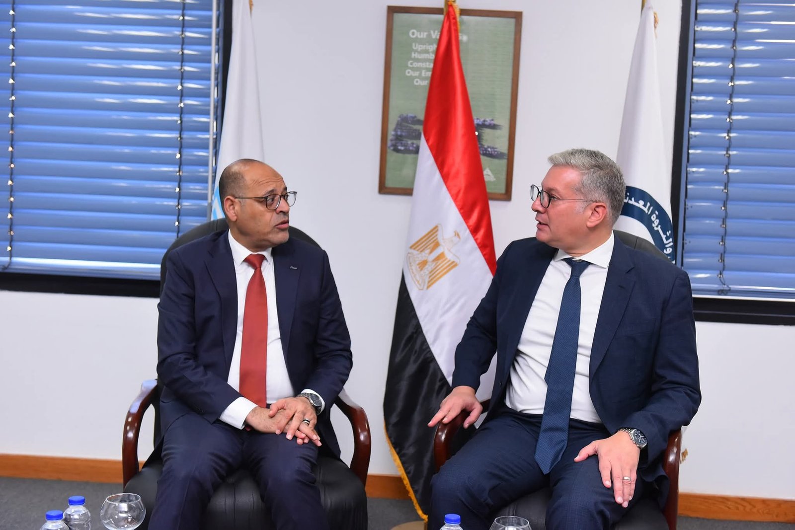 وزيرا البترول والعمل يُسلمان شهادات لأوائل خريجى دورات تدريب مجانية في مجالات الحفر والخدمات البترولية بمركز “شركة الحفر المصرية”.