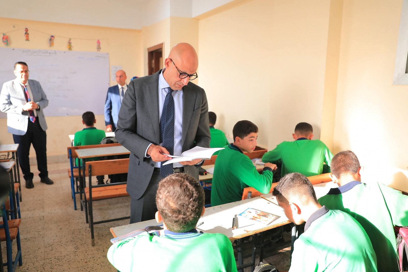 وزير التربية والتعليم يجري جولة تفقدية مفاجئة بعدد من مدارس محافظة الغربية لمتابعة انتظام سير العملية التعليمية وتسليم الكتب الدراسية