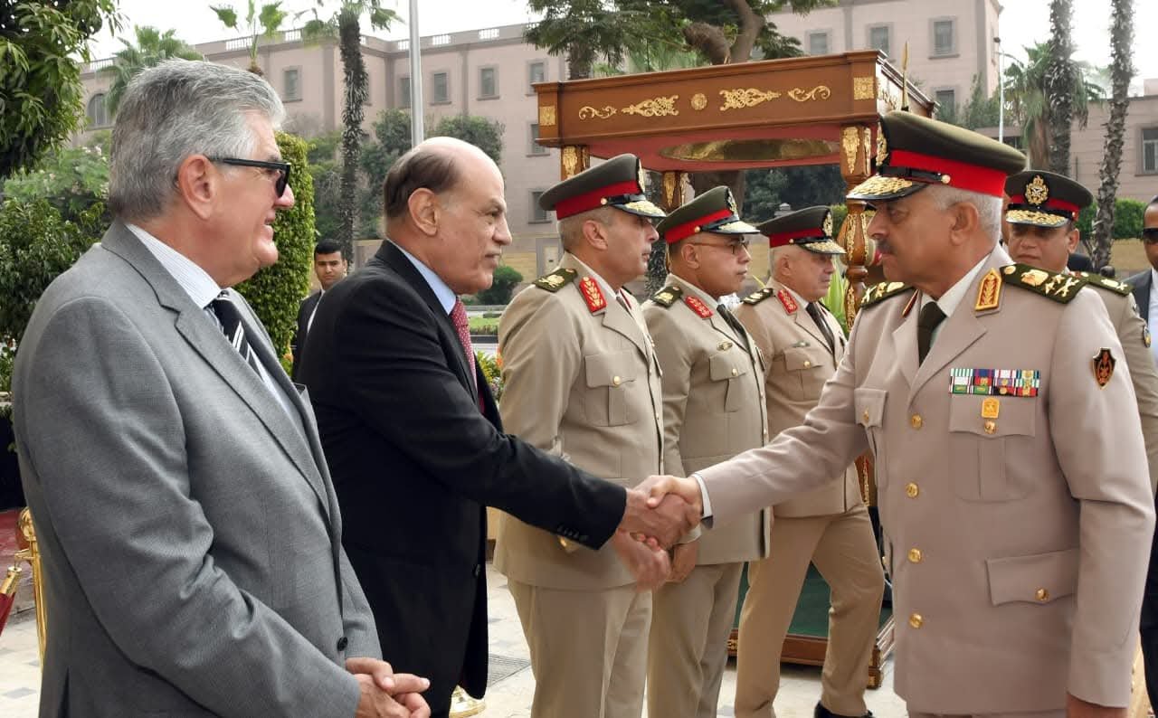 بالصور..رئيس الجمهورية ينيب وزير الدفاع والإنتاج الحربى للمشاركة فى إحياء الذكرى السنوية لرحيل الزعيم / جمال عبد الناصر