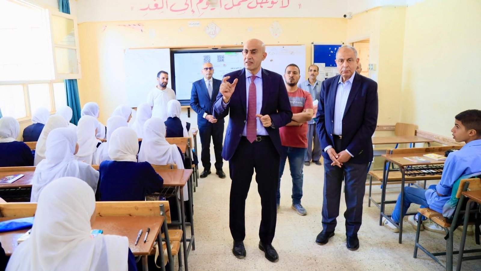 وزير التربية والتعليم ومحافظ المنيا يتفقدان عددا من المدارس بقرية تونة الجبل بالمحافظة