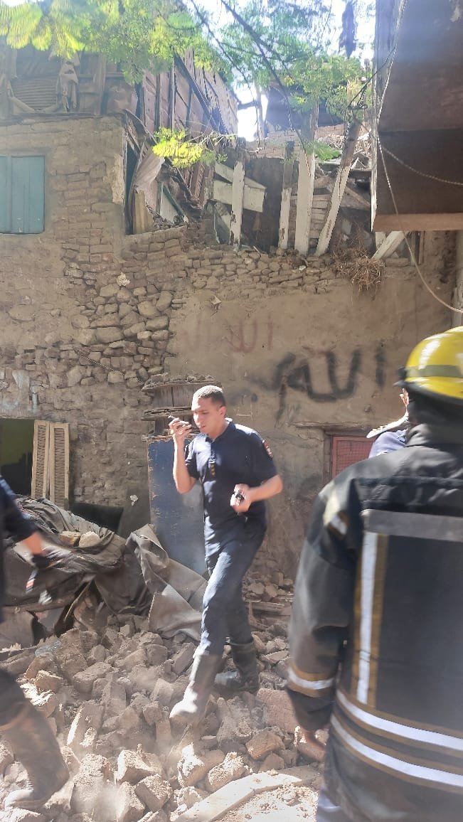 انهيار جزئى لمنزل من طابقين فى الساحل دون إصابات.. صور