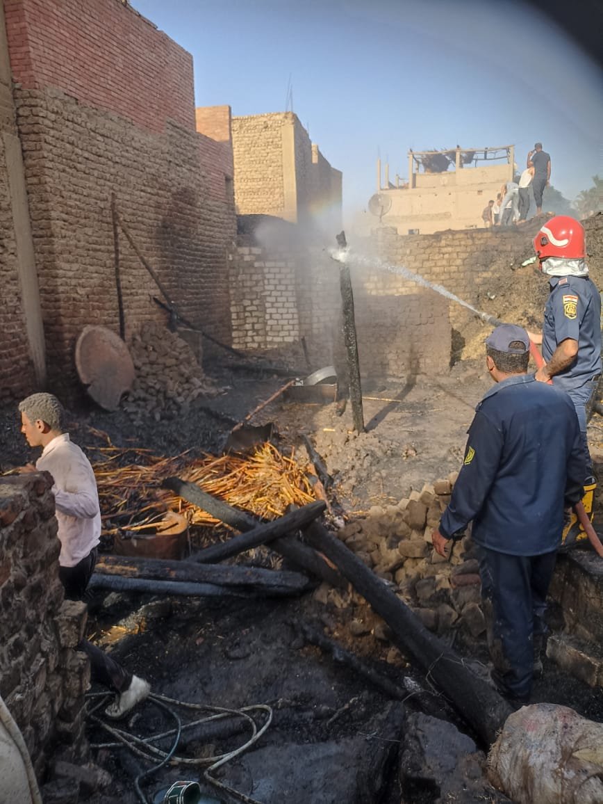 السيطرة على حريق شب فى عدد من الأحواش بجهينة سوهاج ونفوق الماشية.