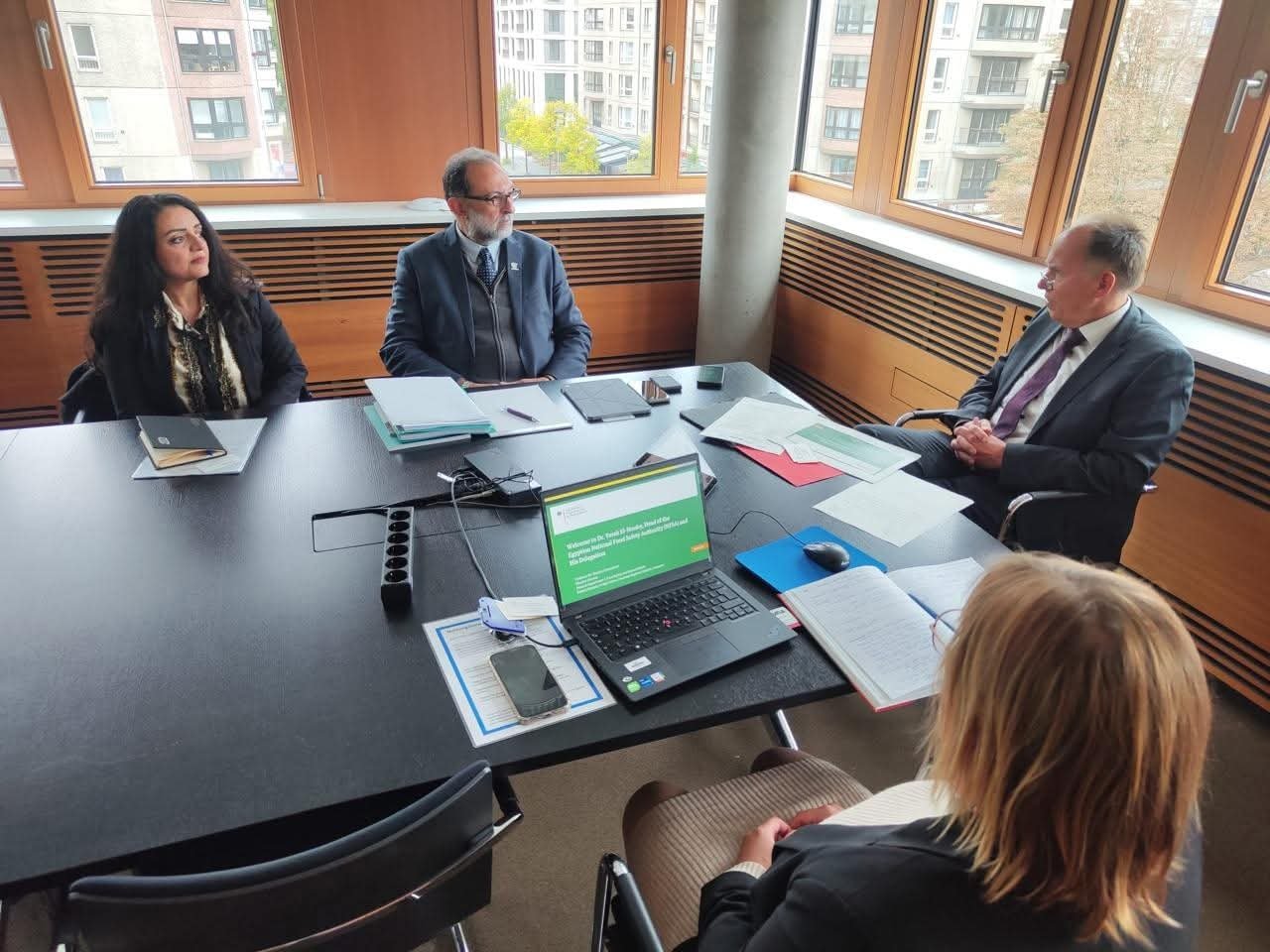 رئيس هيئة سلامة الغذاء يعقد سلسلة لقاءات مع كبار المسؤولين الألمان لتعزيز التعاون في إدارة المخاطر وتقييم سلامة الأغذية