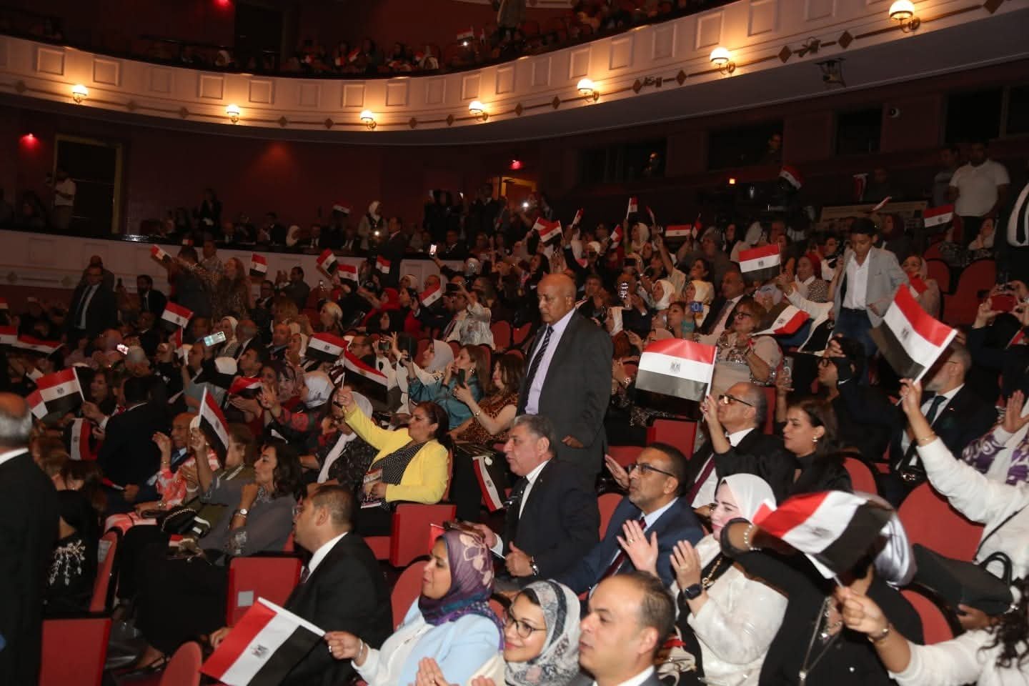 بحضور وزير الصحة والسكان وعدد من الوزراء والسفراء وزارة الثقافة تحتفل بالذكرى الثانية والخمسين لانتصارات السادس من أكتوبر بمشاركة نجوم الغناء العربي بدار الأوبرا المصرية وسط حضور جماهيري كبير