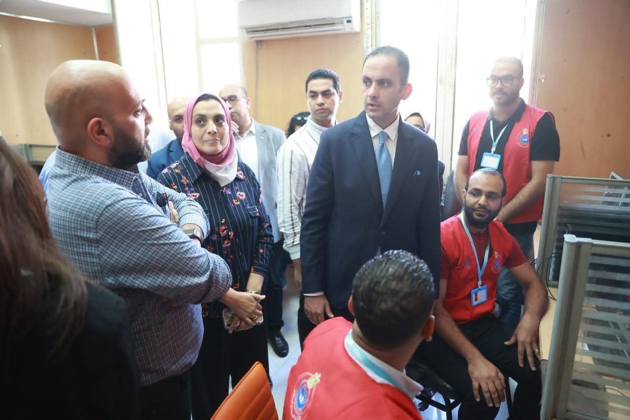 نائب وزير الصحة والسكان يتفقد غرفة الخط الساخن (137) بالإسكندرية ويوجه بتعزيز بيئة العمل لتقديم خدمات متميزة للمواطنين
