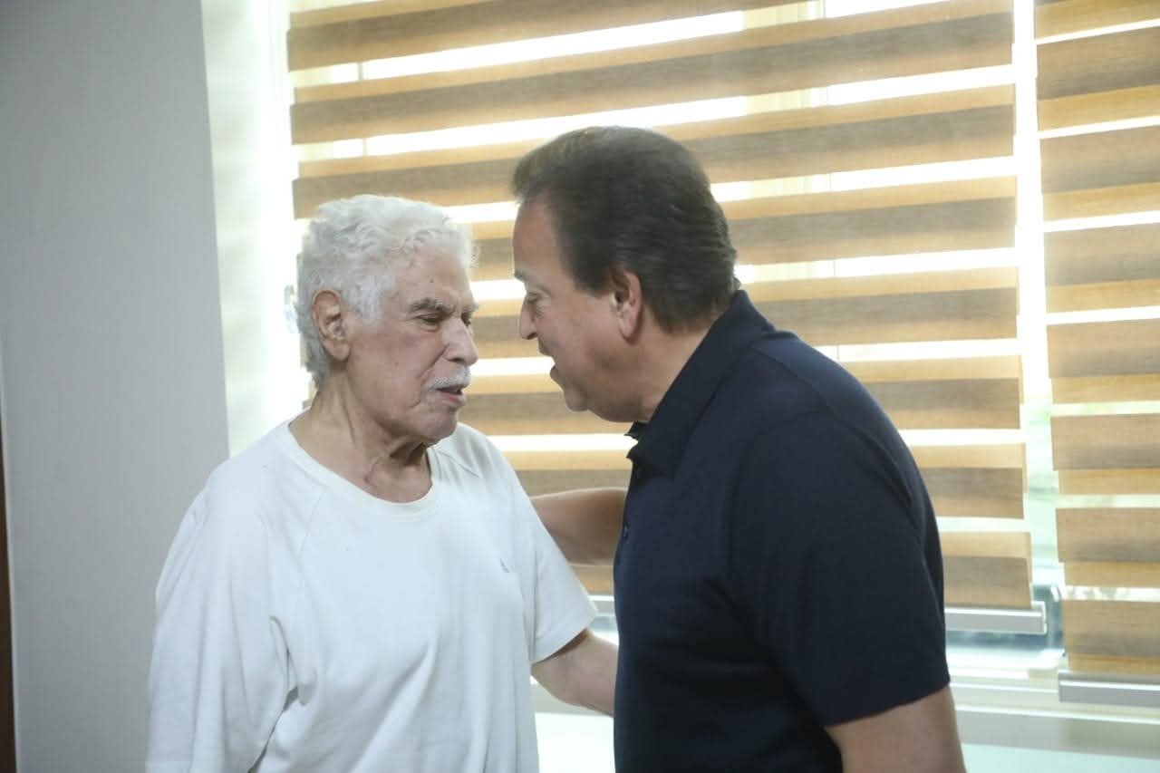 بتكليف من السيد رئيس الجمهورية.. وزير الصحة والسكان يزور الكابتن حسن شحاتة للاطمئنان على حالته الصحية