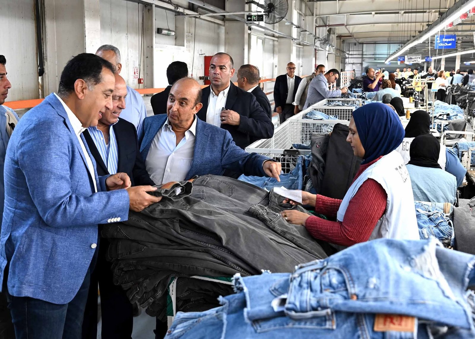 في أثناء جولته بمحافظة القليوبية:رئيس الوزراء يتفقد مصنع “تي آند سي” للملابس الجاهزة