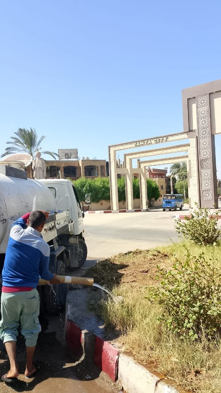 رئيس مركز ومدينة طهطا يتابع أعمال رى وتهذيب الأشجار بالطرق العامة والميادين