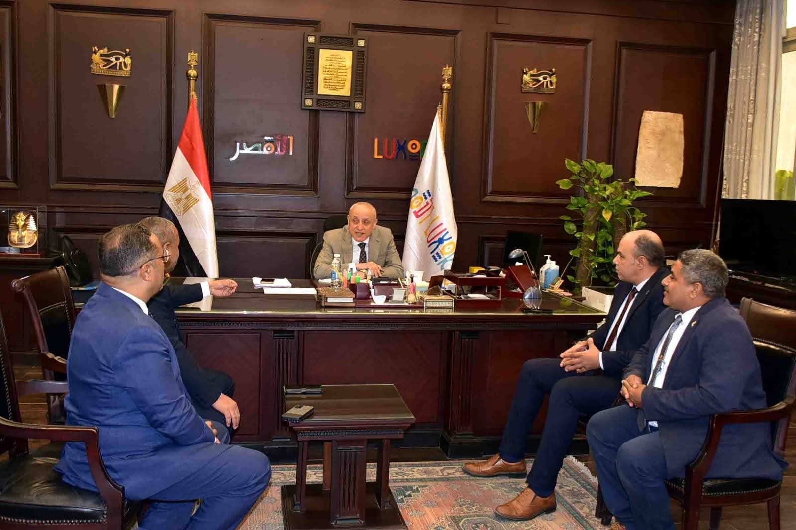 محافظ الأقصر يستقبل وفد البنك الزراعي لتهنئته بانتصارات أكتوبر وجائزة الآغا خان