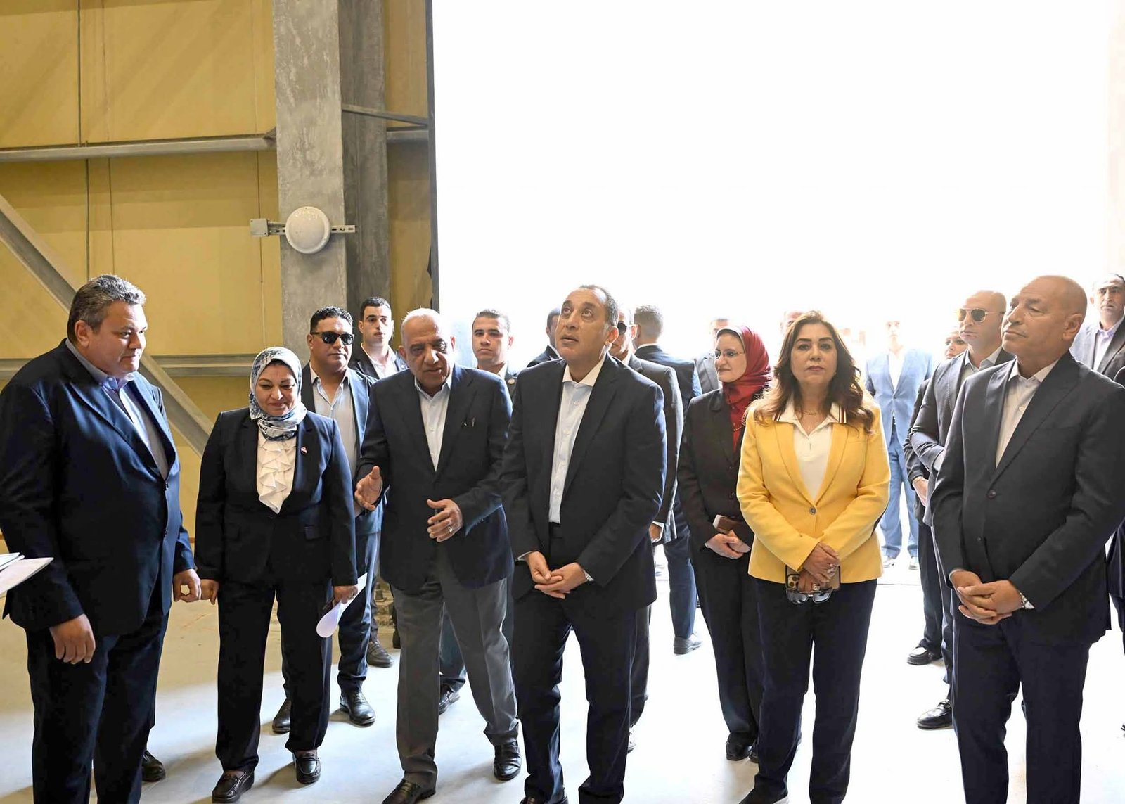 رئيس الوزراء يتابع ميدانياً مراحل الاختبار والتشغيل التجريبي لمحطة الربط الكهربائي المصري السعودي العملاقة بمدينة بدر