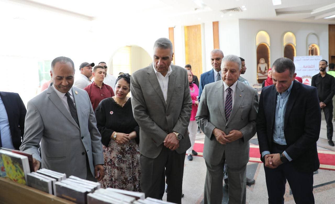 محافظ أسوان يفتتح منفذ لبيع إصدارات الهيئة المصرية العامة للكتاب بأسعار مخفضة لجمهور القراء
