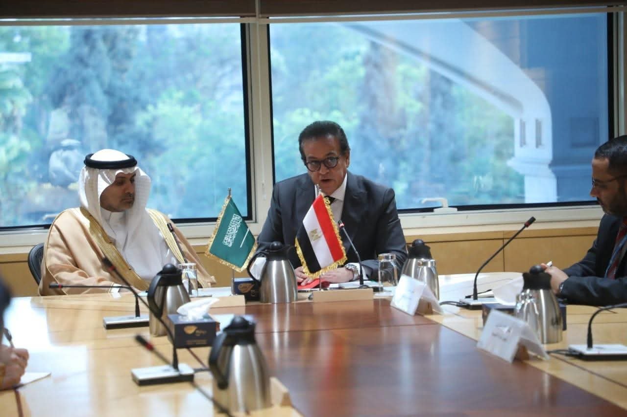 وزير الصحة يبحث مع وزير الصحة السعودي تعزيز التعاون الصحي المشترك وتوطين الصناعات الدوائية