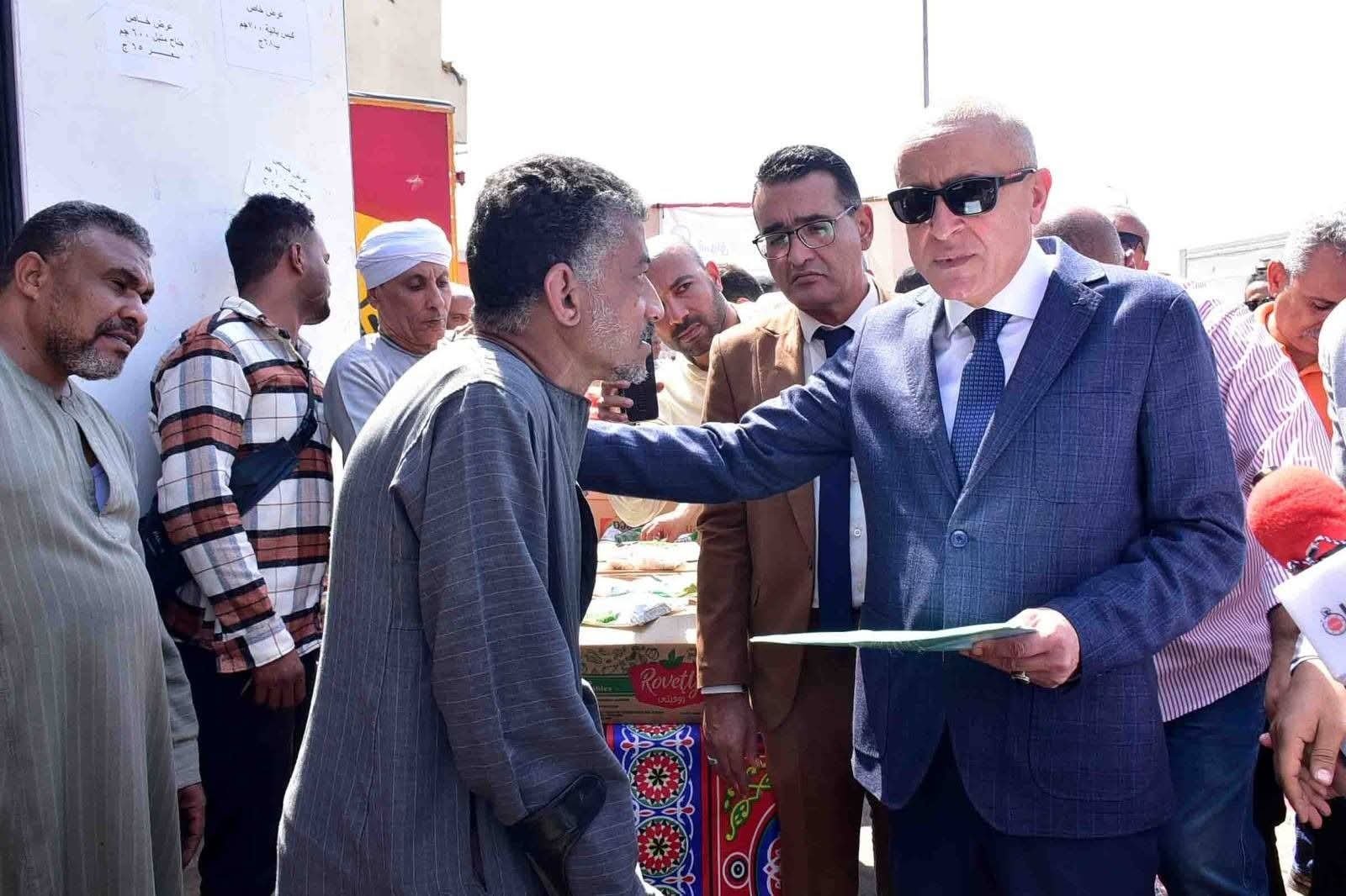 في إطار الاستجابة السريعة من محافظ الأقصر لشكاوى المواطنين…مديرية العمل تفحص شكوى مواطن لبيان موقفه من التعيين بالجهاز الحكومي