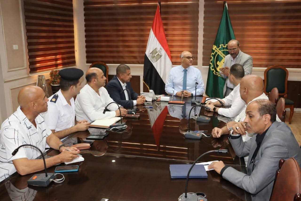 محافظ القليوبية يعقد اجتماعاً لتحديد تعريفة الركوب الجديدة عقب تحريك أسعار الوقود ويشدد على الرقابة الصارمة على المواقف ومحطات الوقود